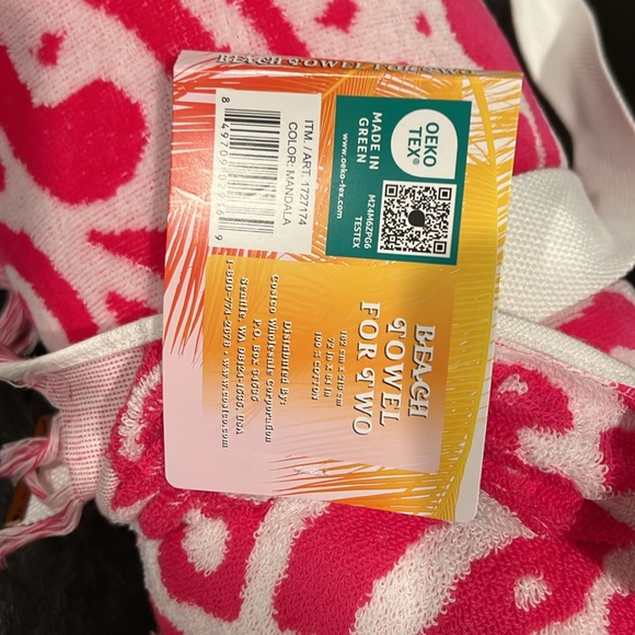 Jumbo Size Beach Towel for 2, available in 2 different colors - Picture 5 of 9